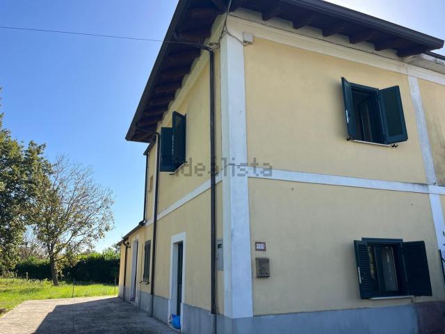 Villetta bifamiliare in vendita di 154 m² in Via Ausonia Vecchia, 111