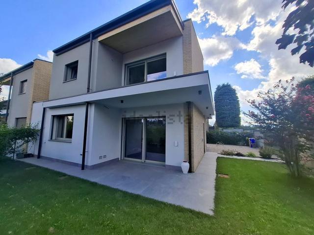 Villetta bifamiliare in vendita di 154 m² in Via La Spezia