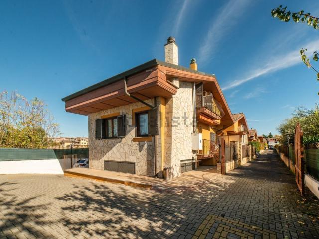 Villetta bifamiliare in vendita di 154 m² in Via Napoli, 33