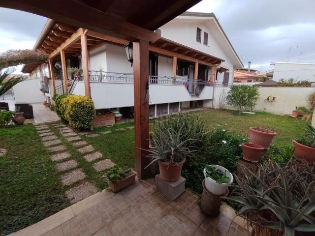 Villetta bifamiliare in vendita di 155 m² in Via Tullio Ascarelli