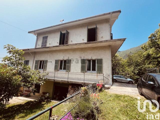 Villetta bifamiliare in vendita di 155 m² in Via Vittorio Veneto