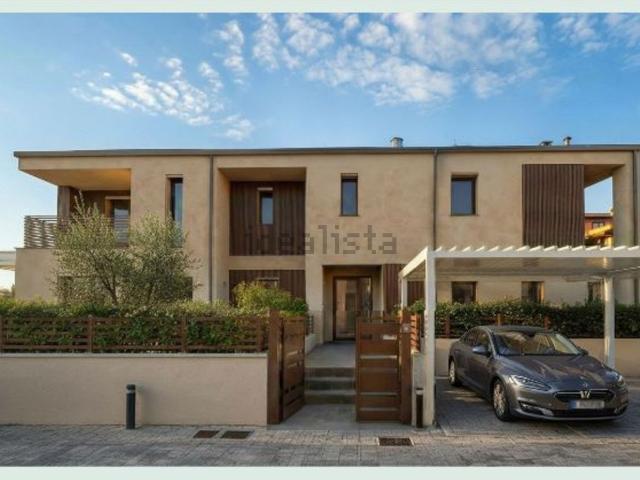Villetta bifamiliare in vendita di 155 m² in Via Ada Negri