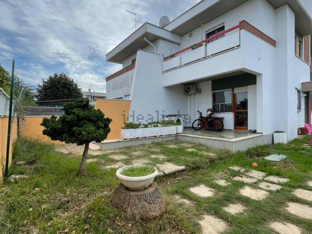 Villetta bifamiliare in vendita di 155 m² in Via dei Lecci