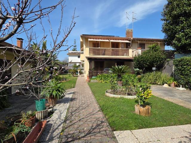 Villetta bifamiliare in vendita di 155 m² in Via della Stazione, 11