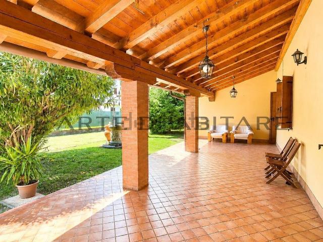 Villetta bifamiliare in vendita di 155 m² in Via Jacopo da Lio