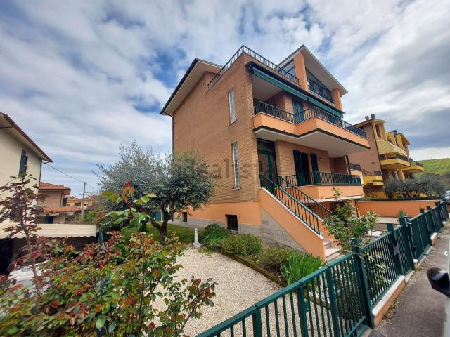 Villetta bifamiliare in vendita di 155 m² in Via Lago Di Nemi