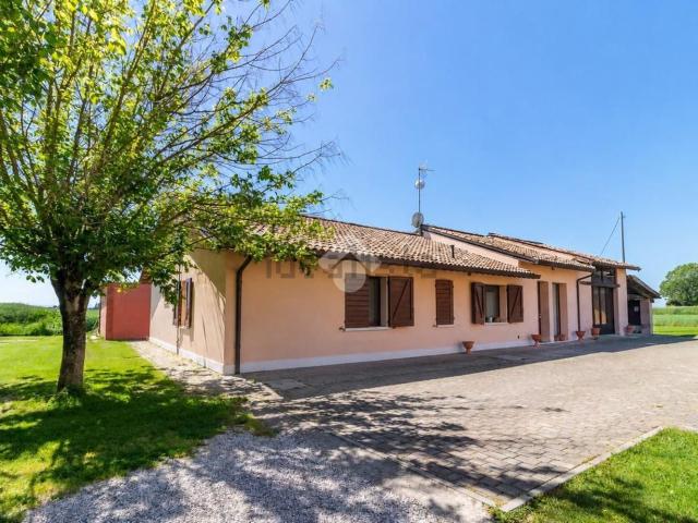 Villetta bifamiliare in vendita di 156 m² in Via Argine Destro Montone, 138