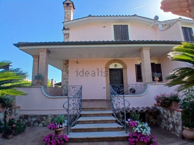 Villetta bifamiliare in vendita di 156 m² in Via dei Tulipani