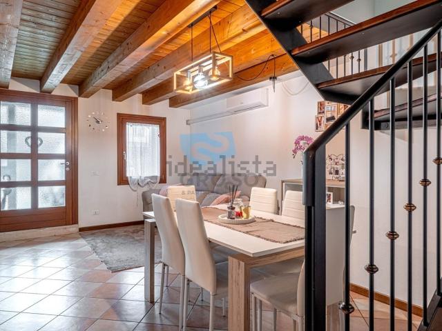 Villetta bifamiliare in vendita di 156 m² in Via Montegrappa, 89