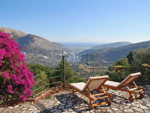 Villetta bifamiliare in vendita di 156 m² in Via San Giacomo Collemare