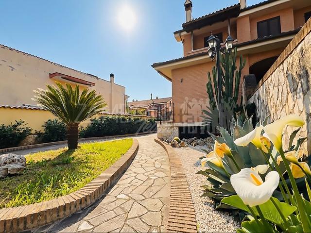 Villetta bifamiliare in vendita di 158 m² in Via Vittorio Ricci, 45