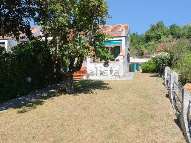 Villetta bifamiliare in vendita di 159 m² in Via delle Tamerici, 20