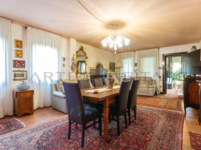 Villetta bifamiliare in vendita di 163 m² in Via 2 Giugno, 14
