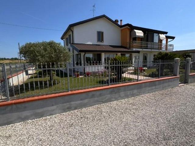 Villetta bifamiliare in vendita di 163 m² in Via Corridoni Nord