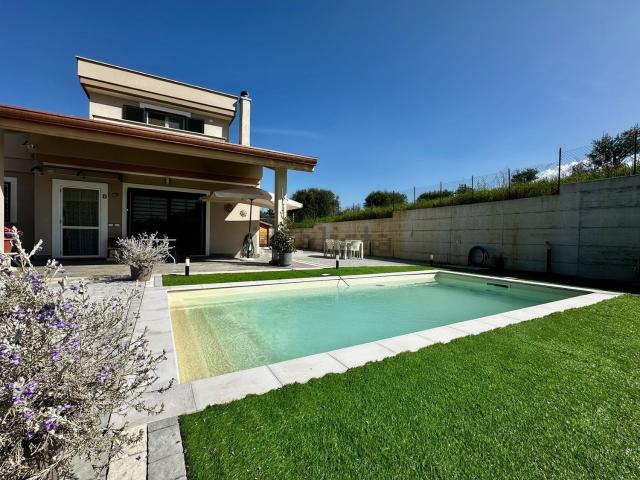 Villetta bifamiliare in vendita di 160 m² in Via Tor Paluzzi