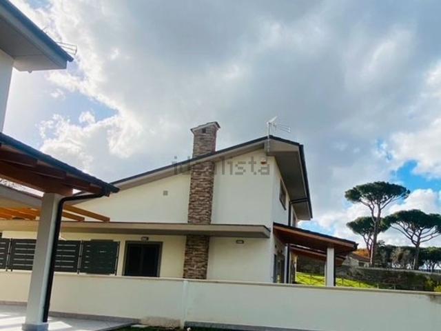 Villetta bifamiliare in vendita di 160 m² in Via Tuscolana