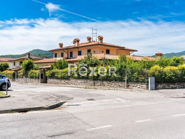 Villetta bifamiliare in vendita di 160 m² in Via U. Foscolo, 2