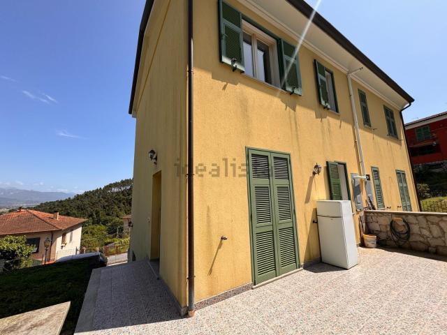 Villetta bifamiliare in vendita di 160 m² in Via Vincenzo Monti, 3
