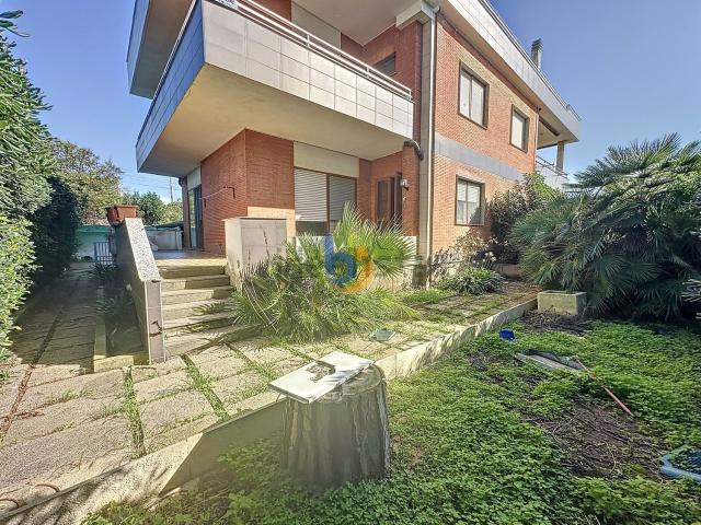 Villetta bifamiliare in vendita di 160 m² in Via Abbadia