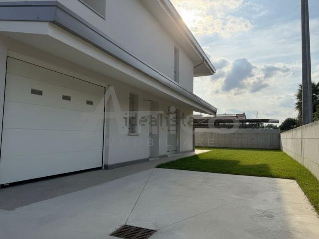 Villetta bifamiliare in vendita di 160 m² in Via Adige