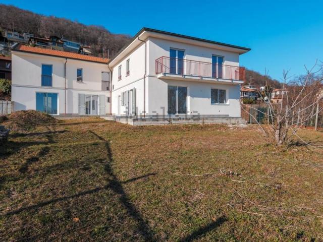 Villetta bifamiliare in vendita di 160 m² in Via Alto Vergante, 36