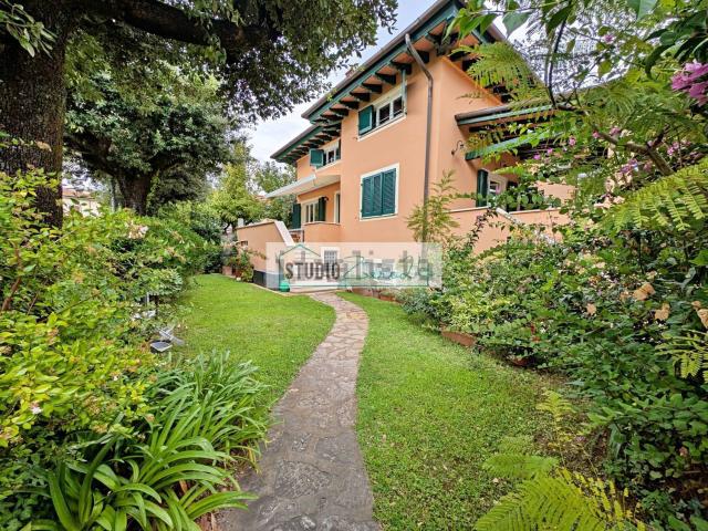 Villetta bifamiliare in vendita di 160 m² in Via Candia