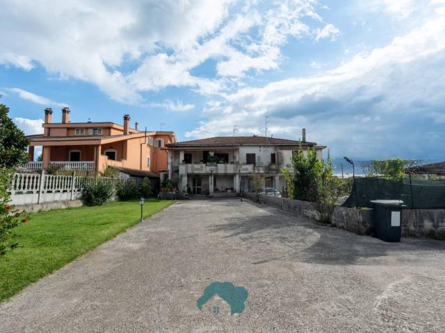 Villetta bifamiliare in vendita di 160 m² in Via Ceccano