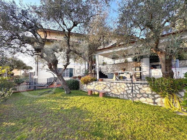 Villetta bifamiliare in vendita di 160 m² in Via Ceccardo Roccatagliata Ceccardi, 75