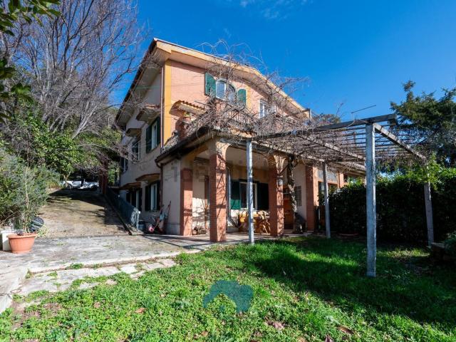 Villetta bifamiliare in vendita di 160 m² in Via Colle Spina