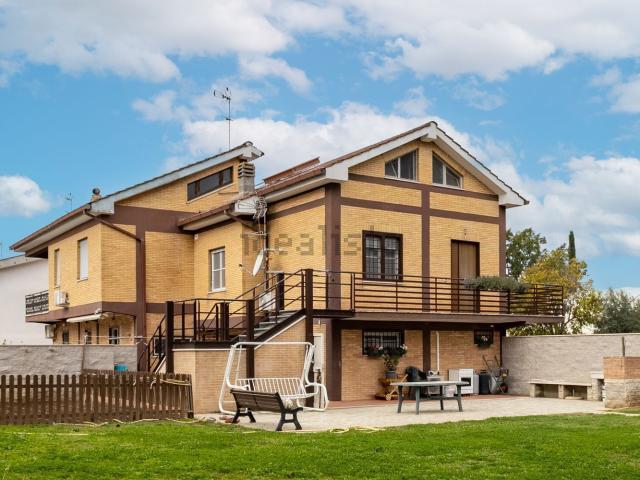 Villetta bifamiliare in vendita di 160 m² in Via Clorinda Menguzzato