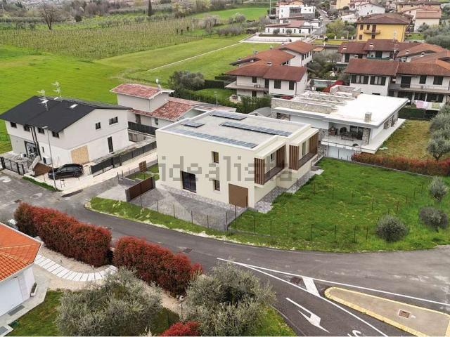 Villetta bifamiliare in vendita di 160 m² in Via dei Ronchi
