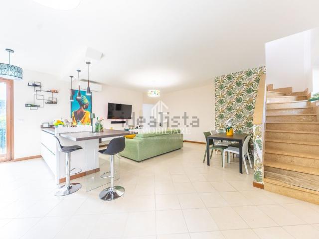 Villetta bifamiliare in vendita di 160 m² in Via dei Volsci, 66