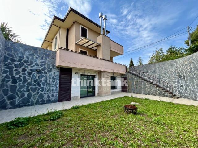 Villetta bifamiliare in vendita di 160 m² in Via delle Ginestre
