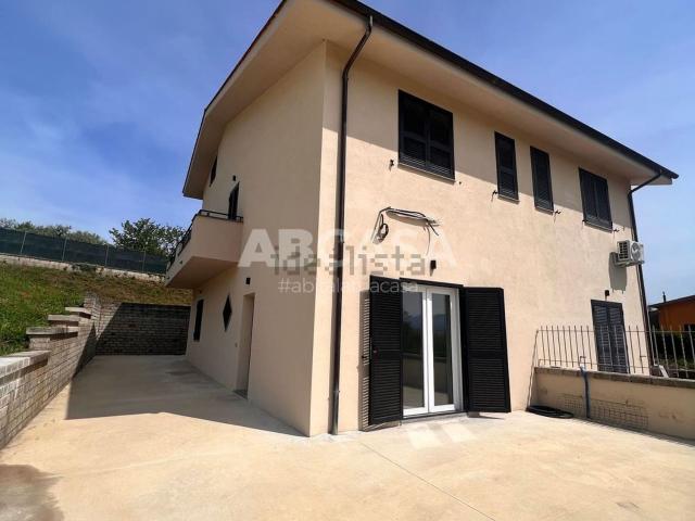 Villetta bifamiliare in vendita di 160 m² in Via Enrico Fermi