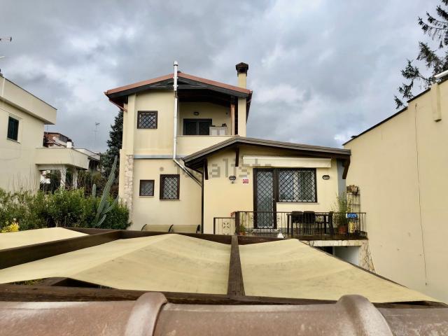 Villetta bifamiliare in vendita di 160 m² in Via Francesco Aquilanti