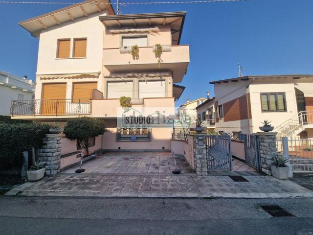 Villetta bifamiliare in vendita di 160 m² in Via Guglielmo Marconi