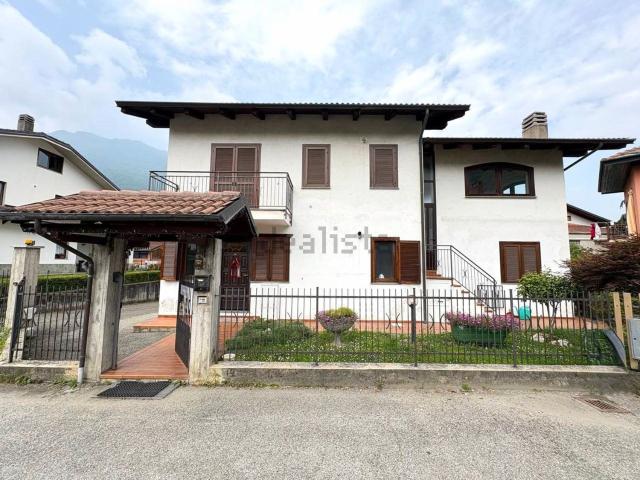 Villetta bifamiliare in vendita di 160 m² in Via Monginevro, 2