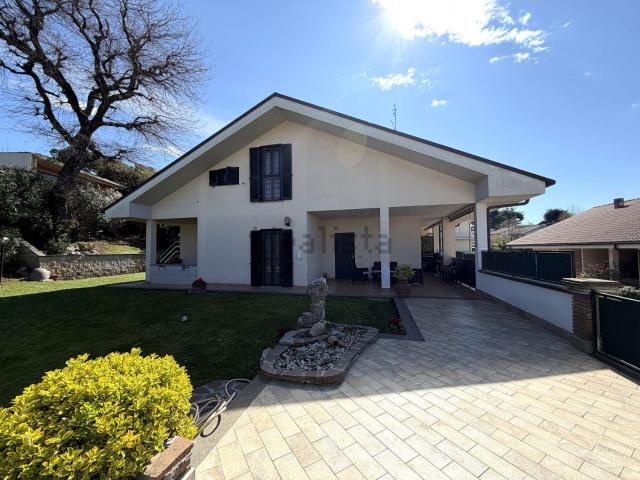 Villetta bifamiliare in vendita di 160 m² in Via Nocchienti