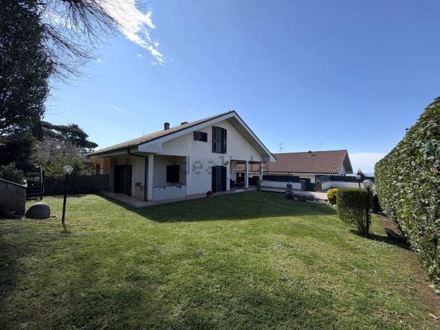Villetta bifamiliare in vendita di 160 m² in Via Nocchienti