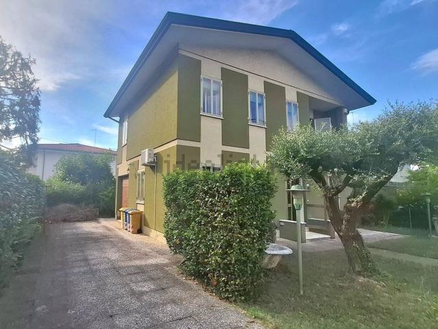 Villetta bifamiliare in vendita di 160 m² in Via Ortigara, 10