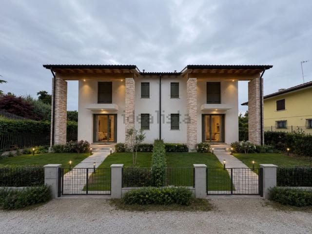 Villetta bifamiliare in vendita di 160 m² in Via Padana, 330