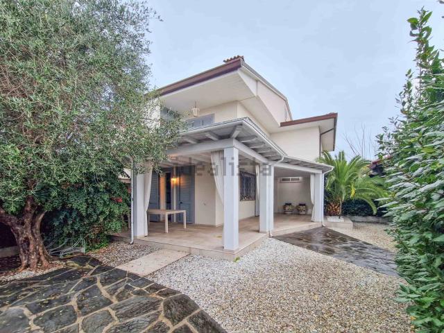 Villetta bifamiliare in vendita di 160 m² in Via Piave, 56