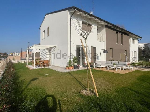 Villetta bifamiliare in vendita di 160 m² in Via Roma