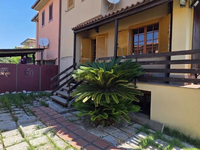 Villetta bifamiliare in vendita di 160 m² in Via Rocca di Papa, 4