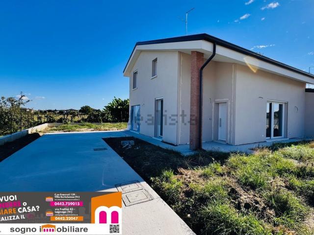Villetta bifamiliare in vendita di 160 m² in Via Rodigina Nord