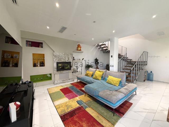 Villetta bifamiliare in vendita di 160 m² in Viale del Pesco, 23