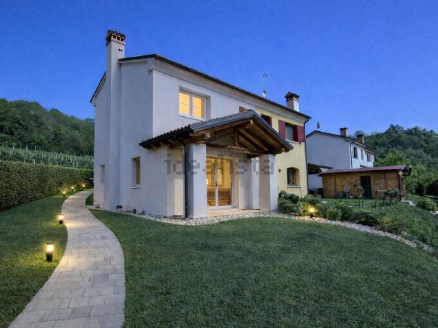 Villetta bifamiliare in vendita di 160 m²