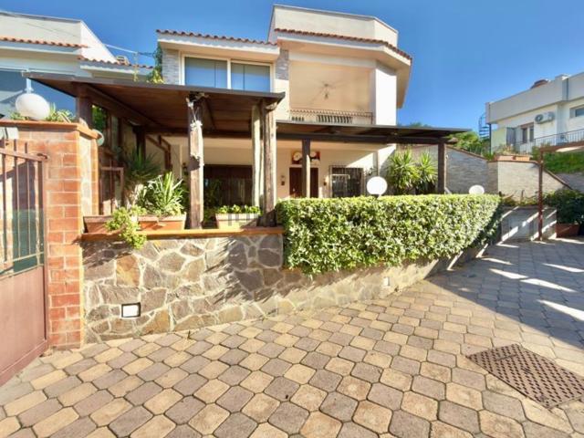 Villetta bifamiliare in vendita di 161 m² in Via Aquilea, 7