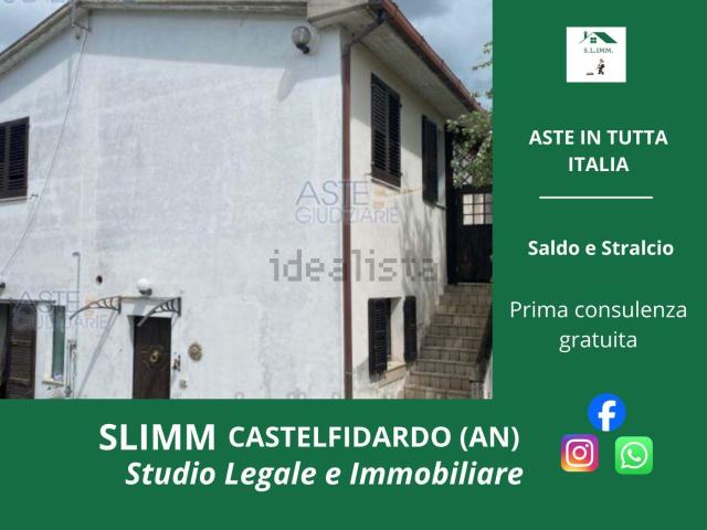 Villetta bifamiliare in vendita di 161 m² in Via Ponte Musone, 1