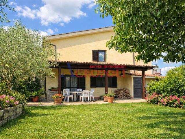 Villetta bifamiliare in vendita di 161 m² in Via San Spirito, 9